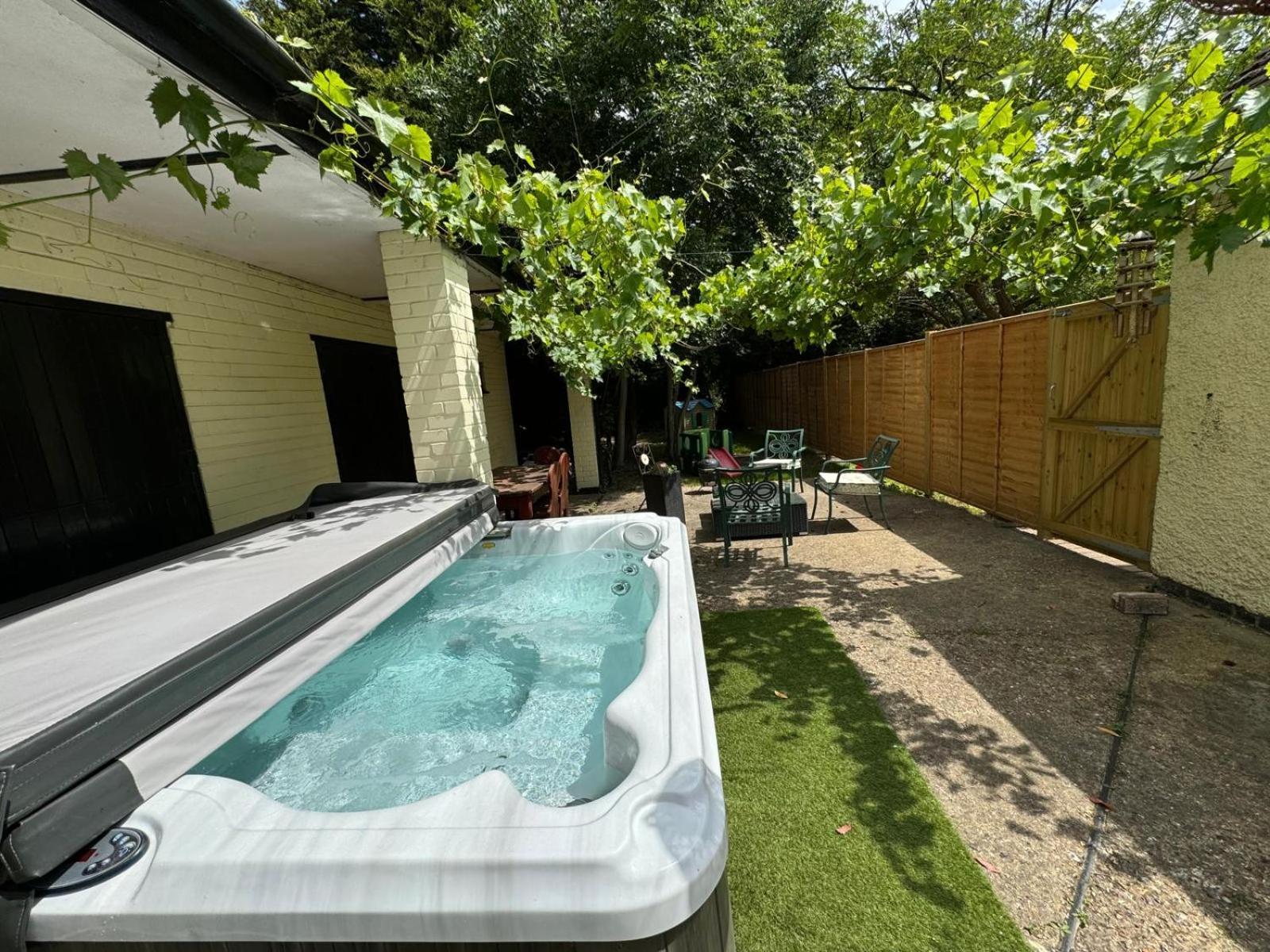 Rural Lodge Stay In Windsor! Hot Tub! Sleeps 20 Bray Exterior foto